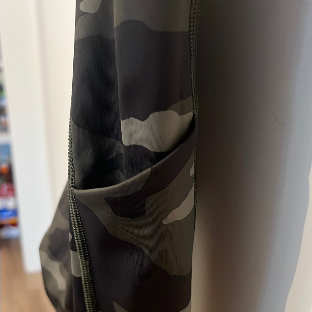 Athleta Ultimate Camo 7/8 Tights - Picture 4 of 4